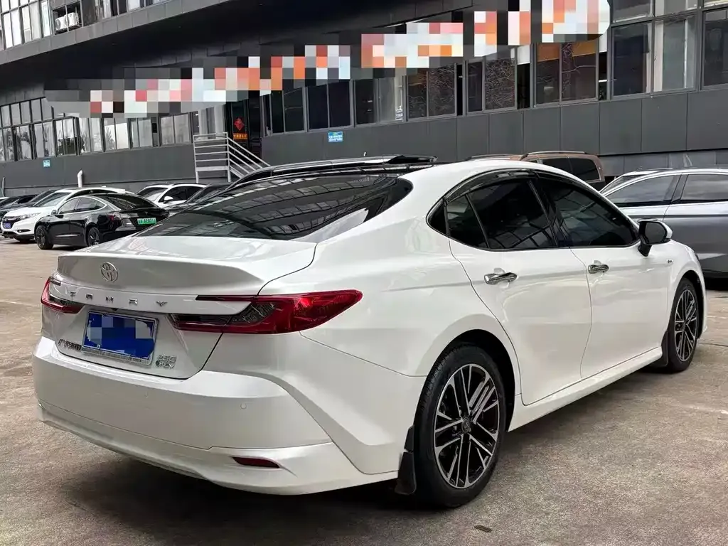 Toyota Camry — фото 2
