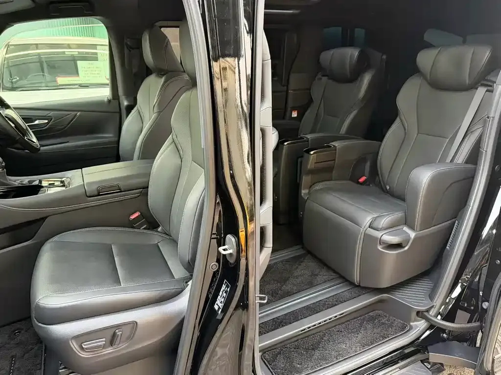 Toyota Alphard — фото 7