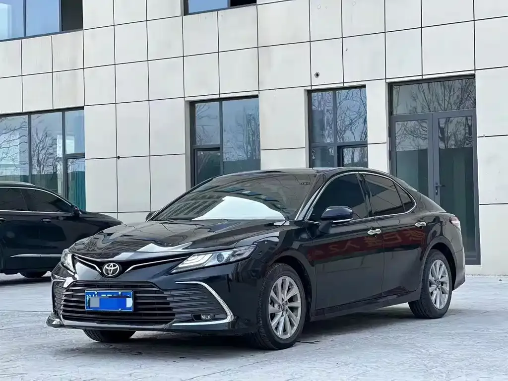 Toyota Camry — фото 1