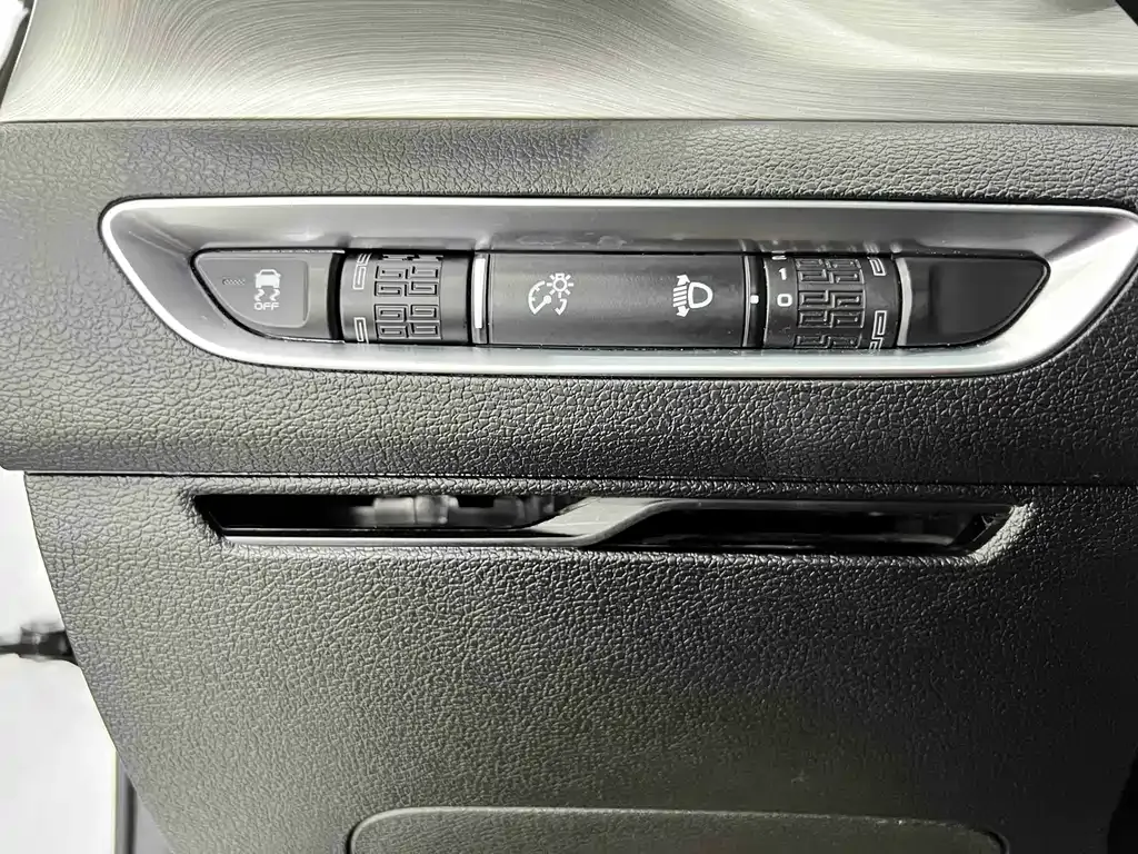 Geely Binyue — фото 10