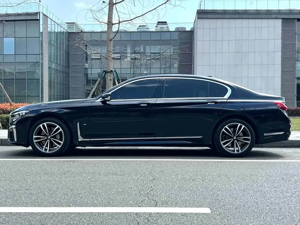 BMW 7 Series — фото 8
