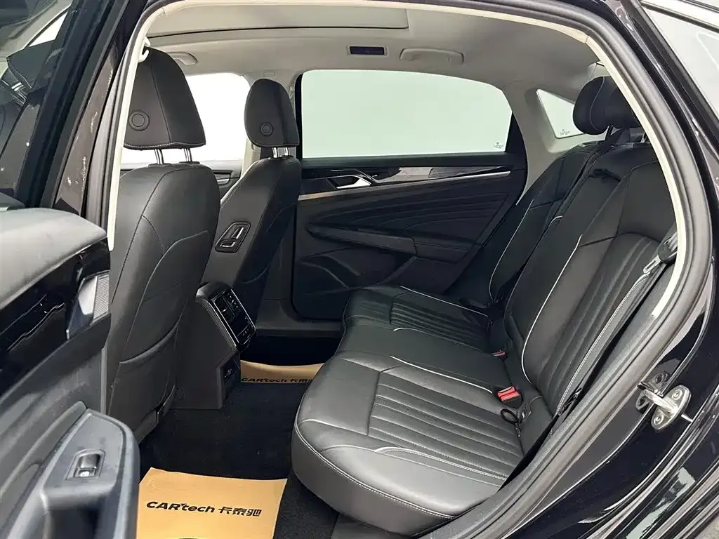 Volkswagen Passat 2023 из CN, фото 10