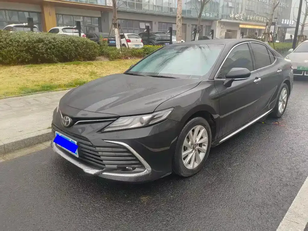 Toyota Camry — фото 1