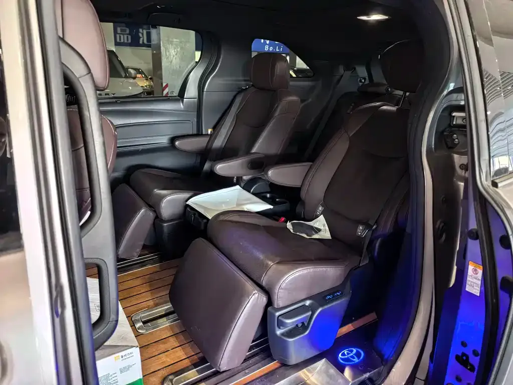 Toyota Sienna 2022 из CN, фото 3