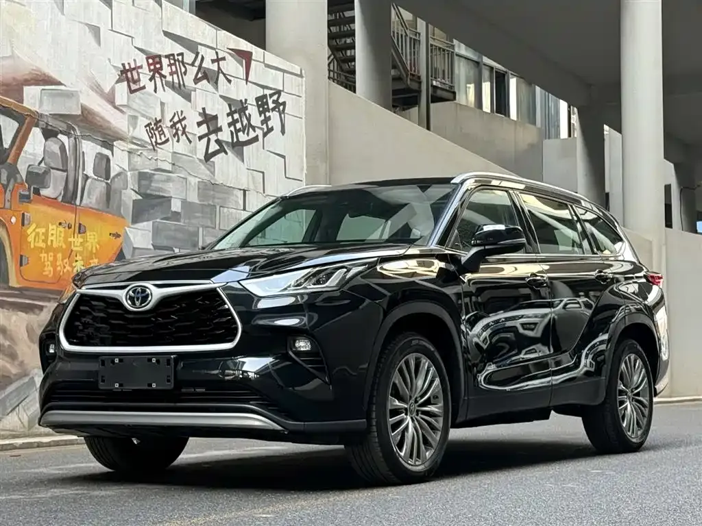 Toyota Highlander — фото 1