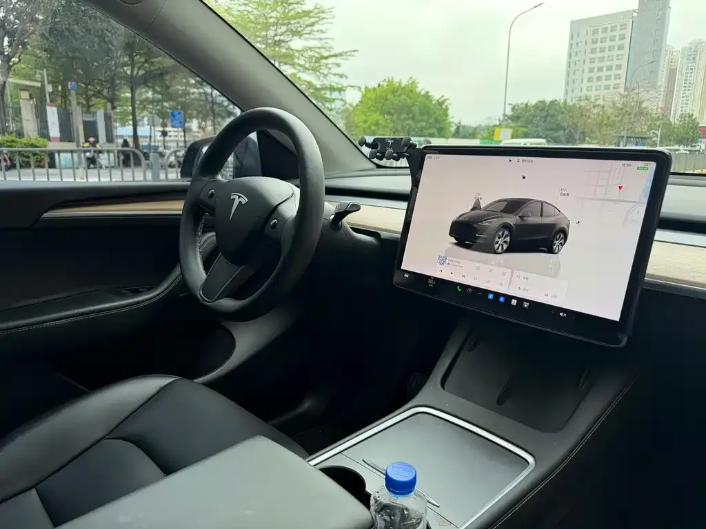 Tesla Model Y — фото 8