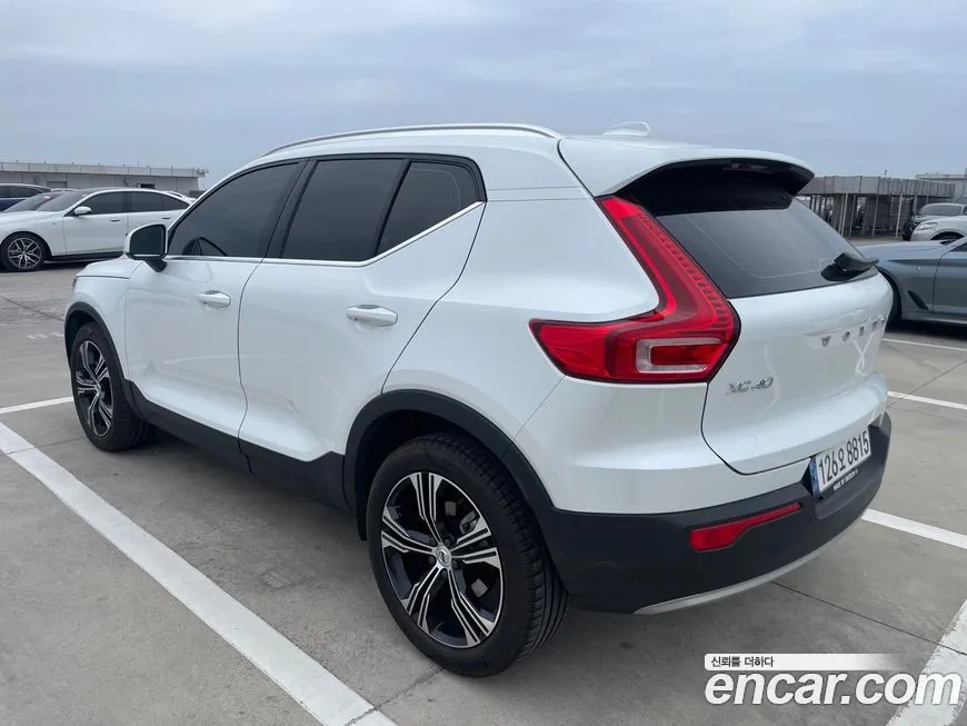 Volvo XC40 — фото 8