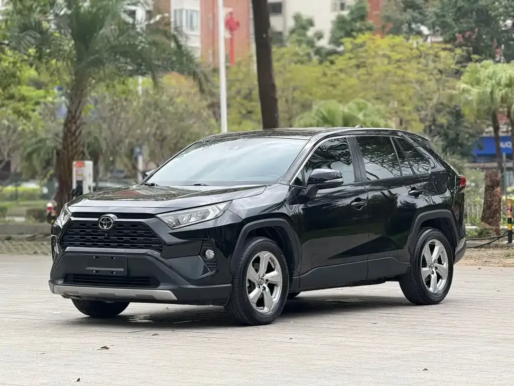 Toyota RAV4 — фото 1