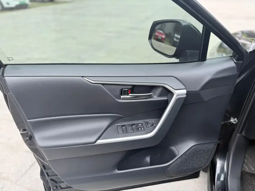 Toyota RAV4 — фото 4