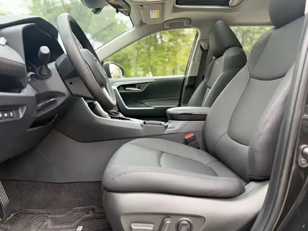 Toyota RAV4 — фото 7