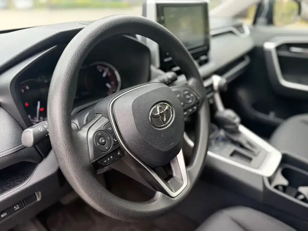Toyota RAV4 — фото 2
