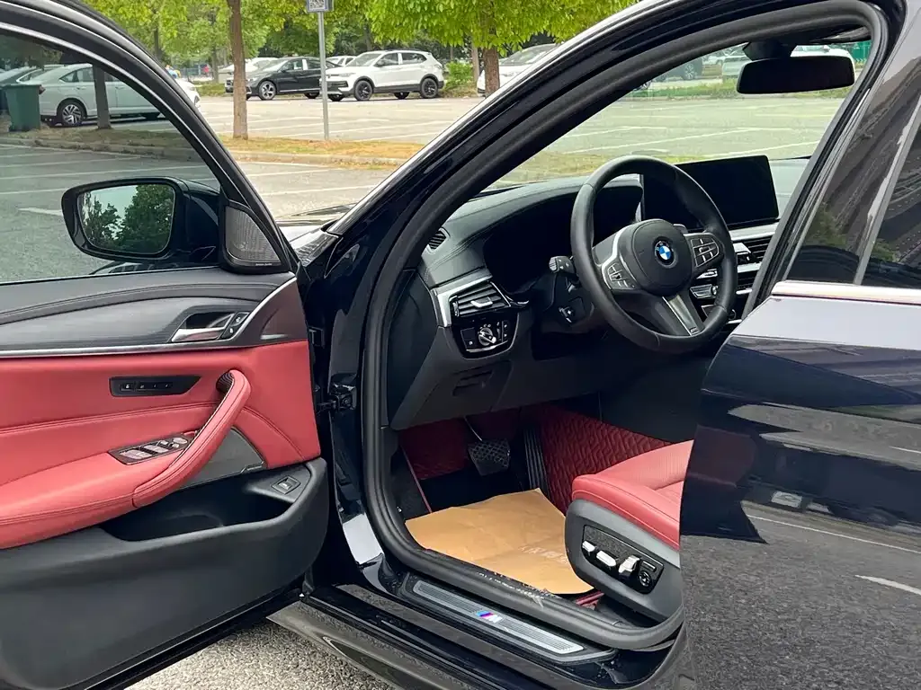 BMW 5 Series 2024 из CN, фото 2