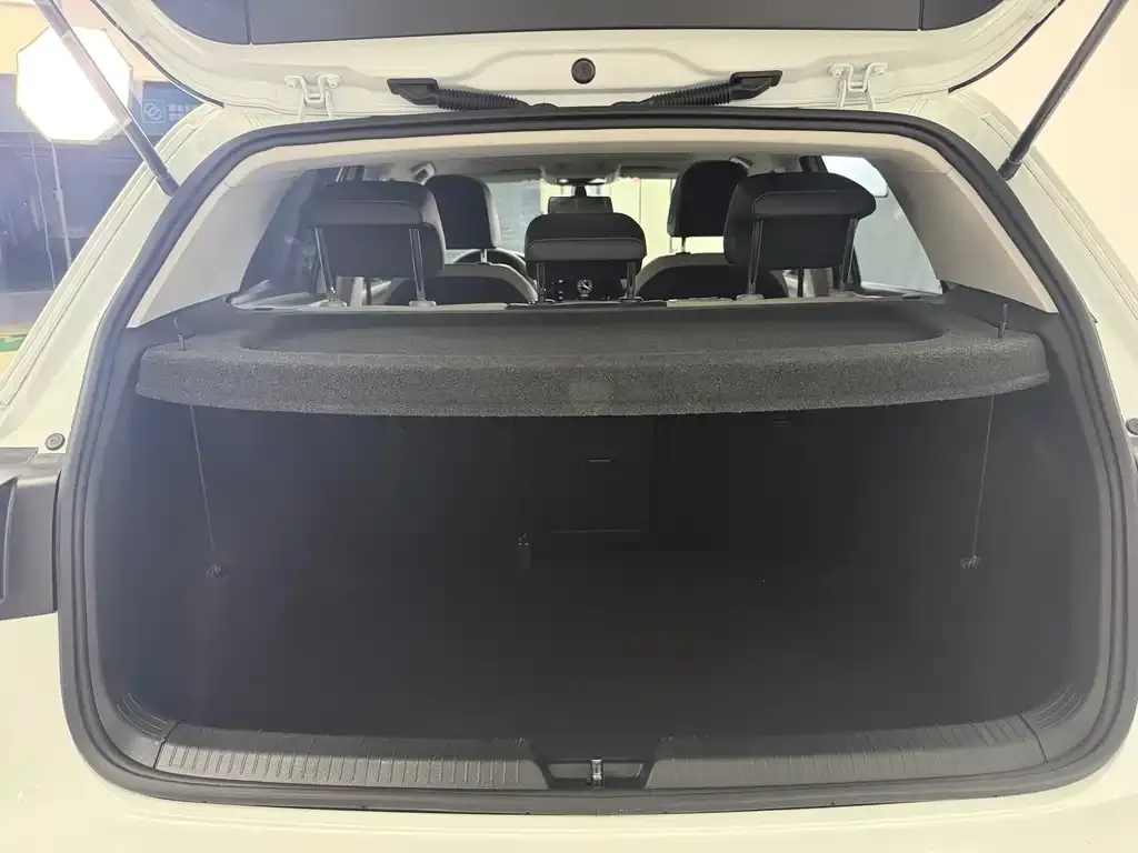 Volkswagen Golf 2023 из CN, фото 2