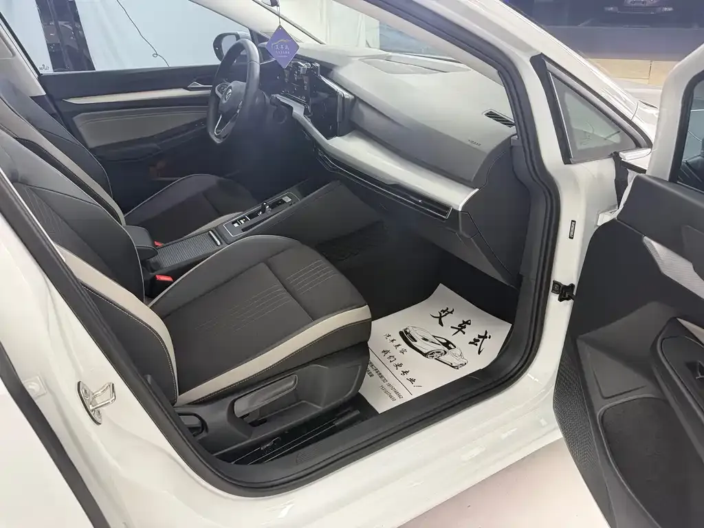 Volkswagen Golf 2023 из CN, фото 6