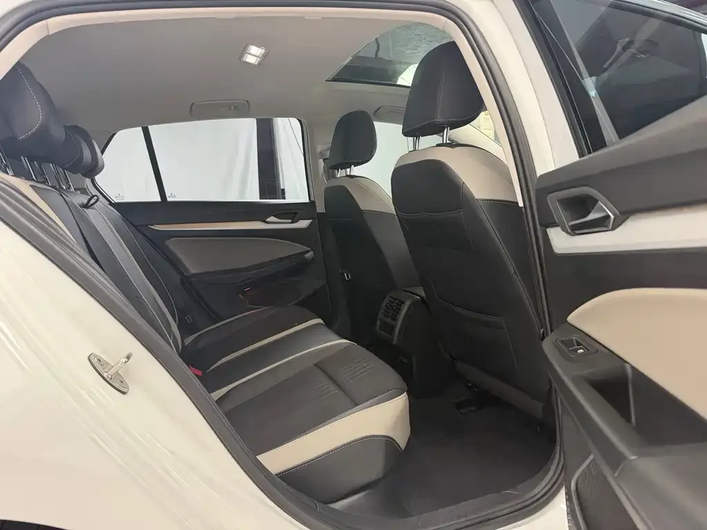 Volkswagen Golf 2023 из CN, фото 5