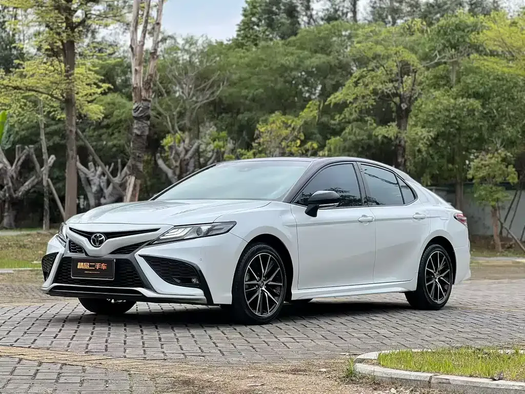 Toyota Camry — фото 1