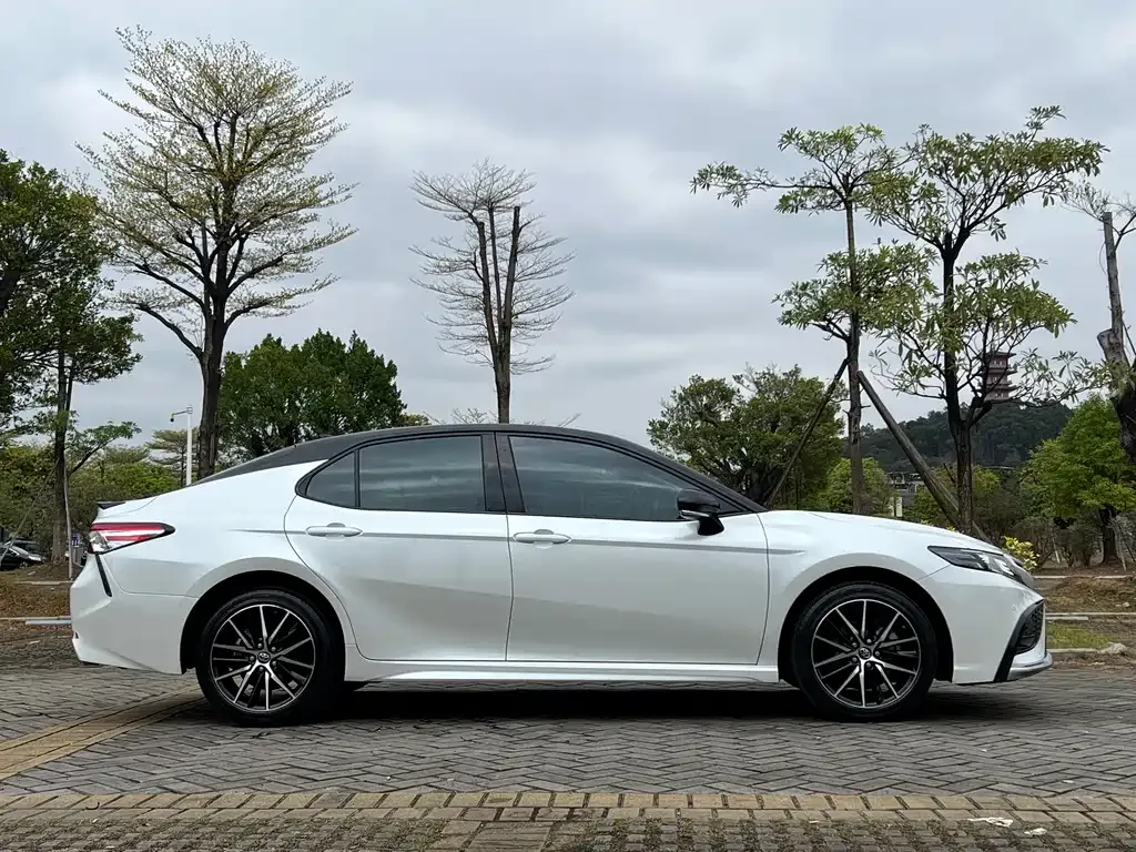 Toyota Camry — фото 5