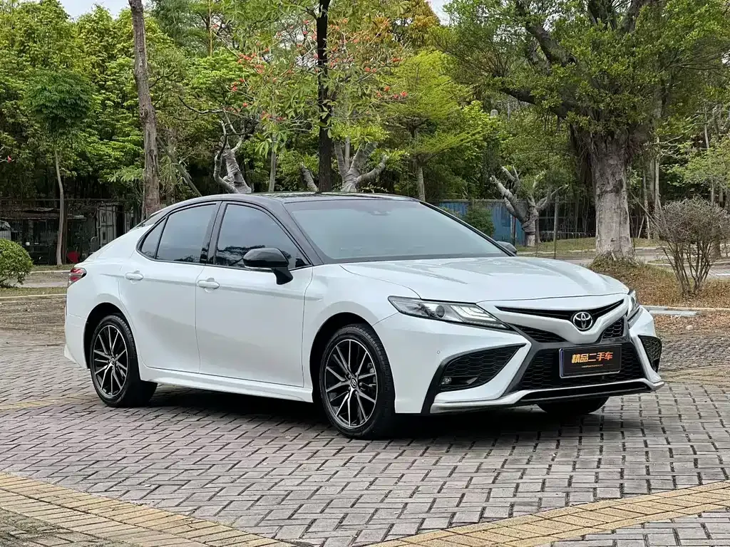 Toyota Camry — фото 10