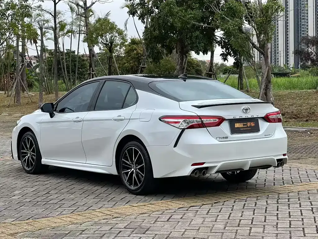 Toyota Camry — фото 9