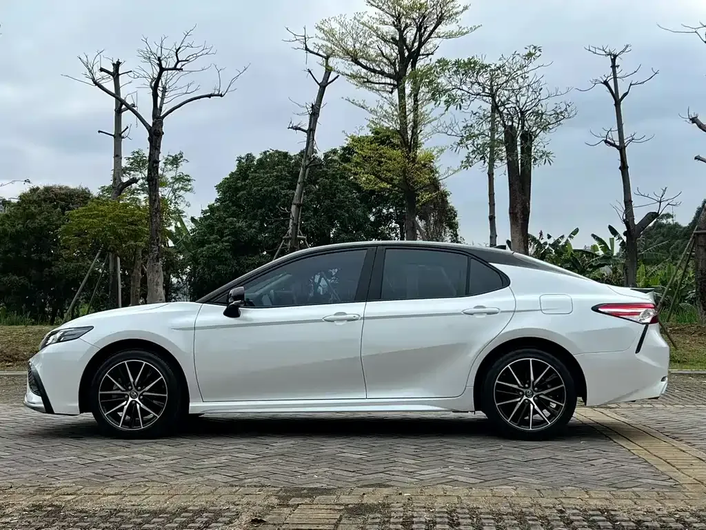 Toyota Camry — фото 6