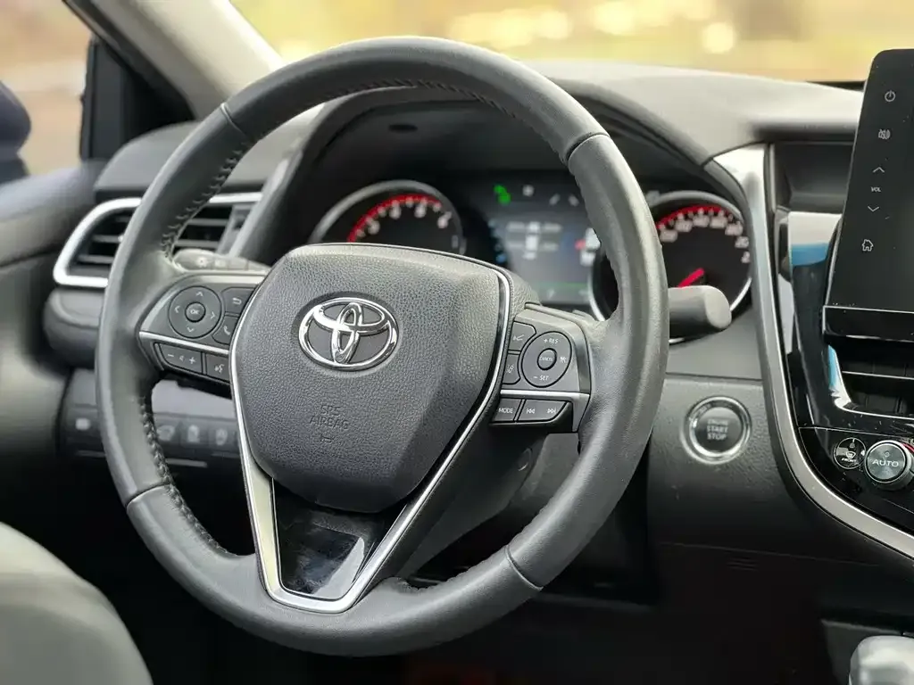 Toyota Camry — фото 2