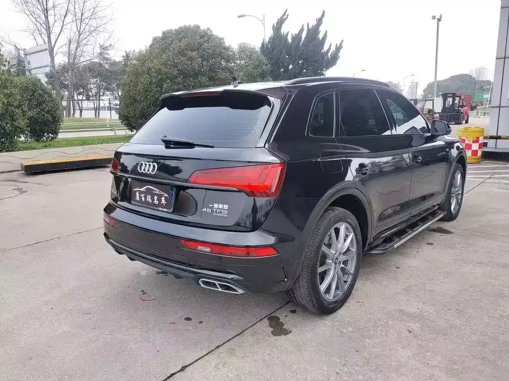 Audi Q5L — фото 10