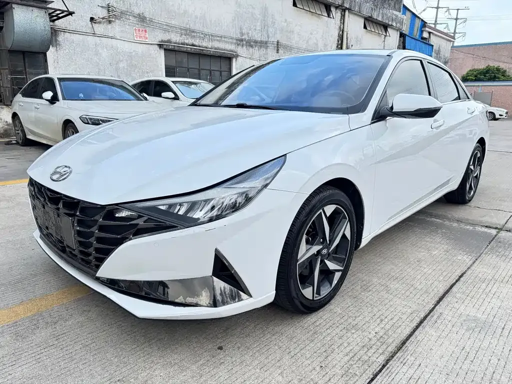 Hyundai Elantra — фото 1