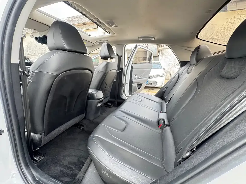 Hyundai Elantra — фото 2