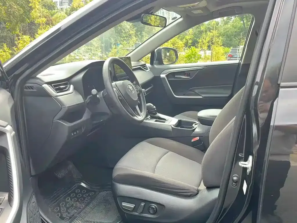 Toyota RAV4 2023 из CN, фото 3