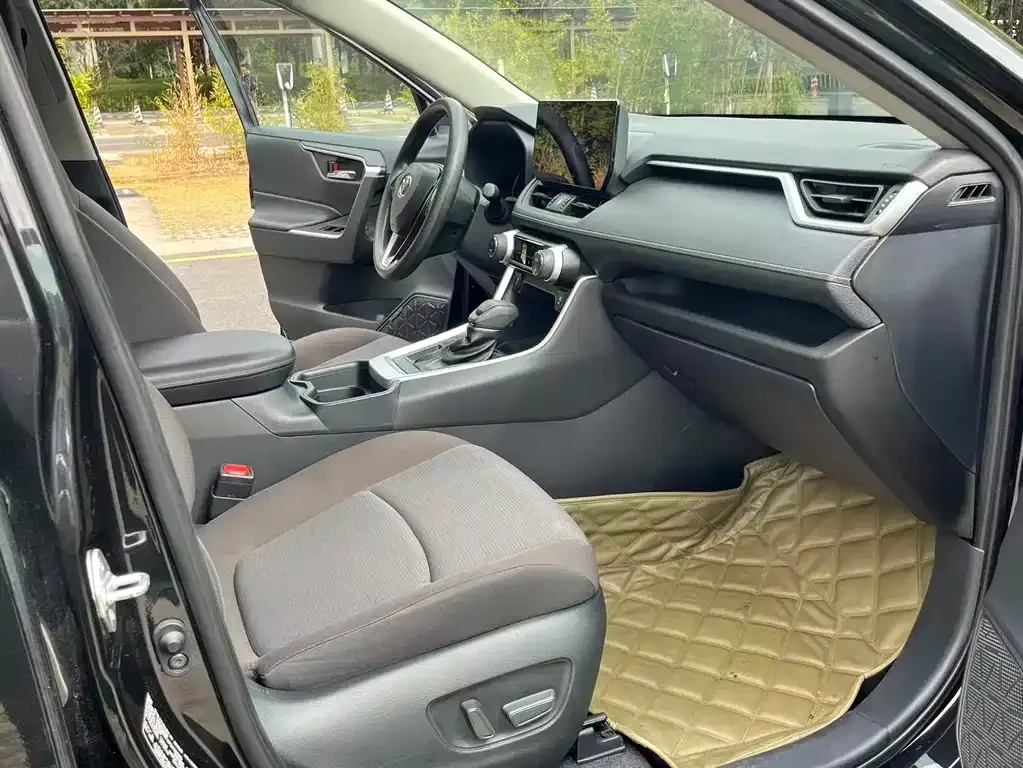 Toyota RAV4 2023 из CN, фото 2
