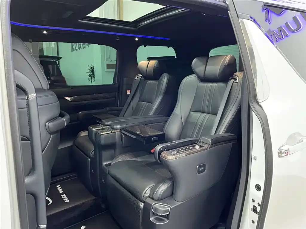 Toyota Vellfire 2023 из CN, фото 2