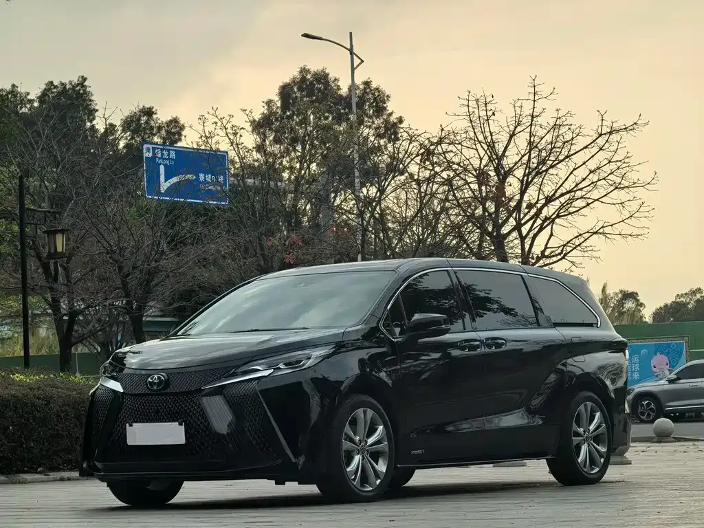 Toyota Sienna — фото 1