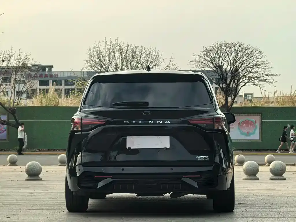 Toyota Sienna — фото 2