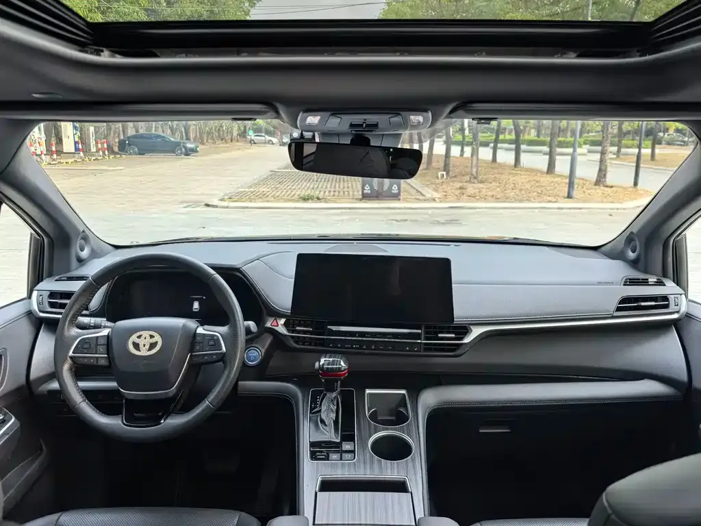 Toyota Sienna — фото 9