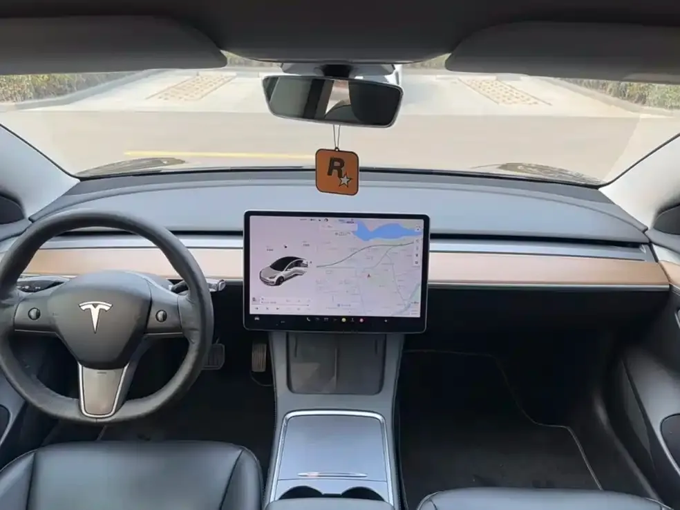 Tesla Model 3 — фото 2