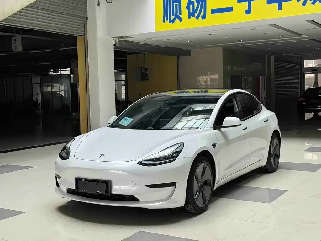 Tesla Model 3 — фото 1