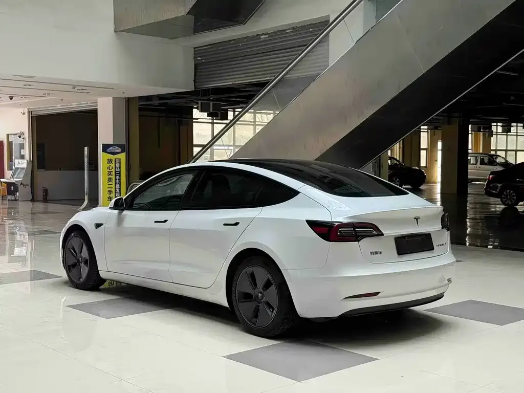 Tesla Model 3 — фото 10