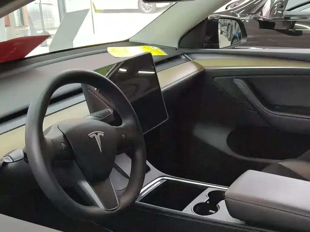 Tesla Model Y — фото 3
