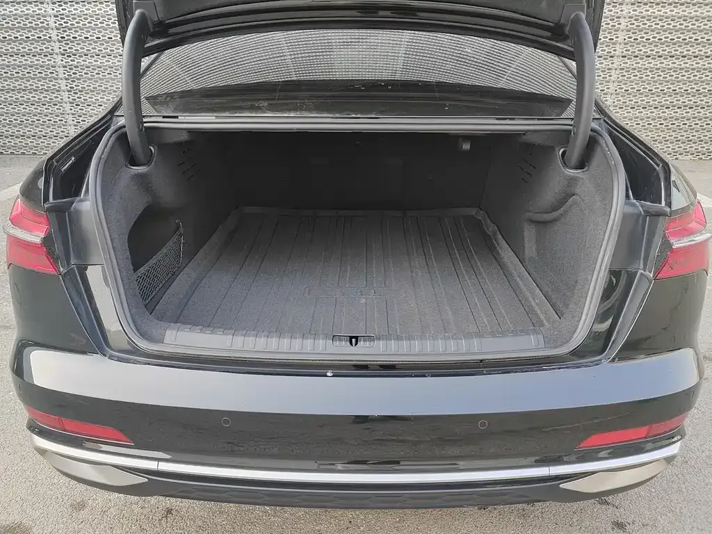 Audi A6L 2024 из CN, фото 6