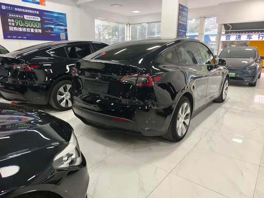 Tesla Model Y — фото 8