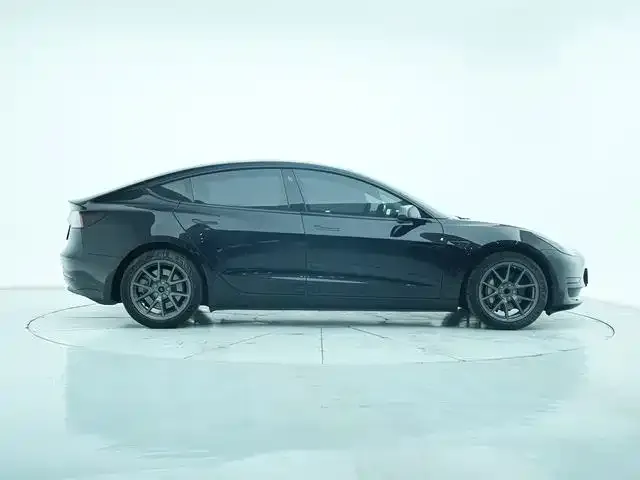 Tesla Model 3 — фото 3