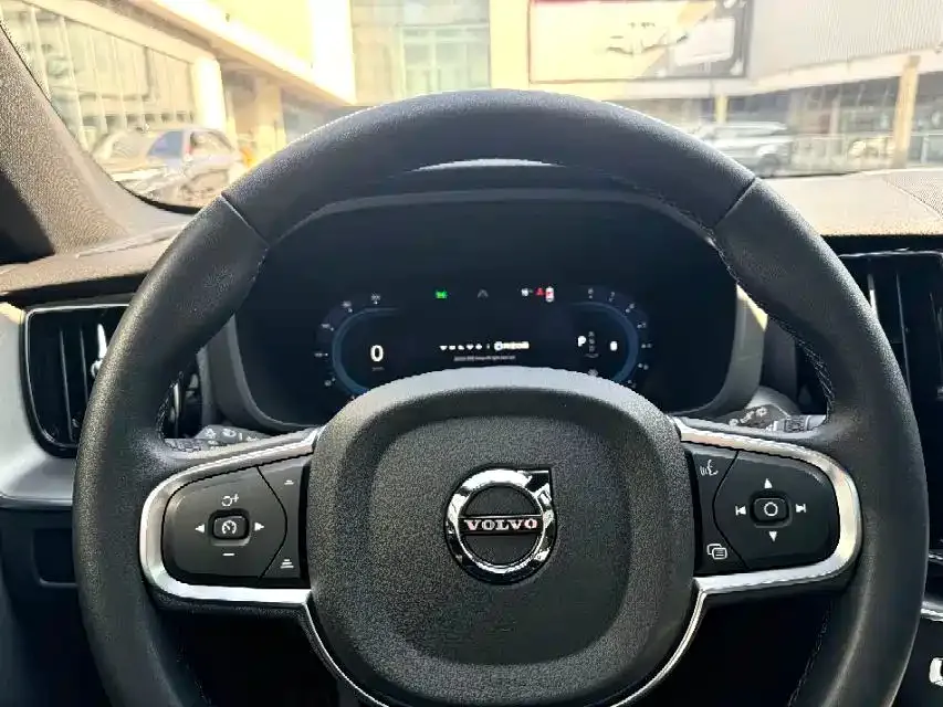 Volvo XC60 — фото 8