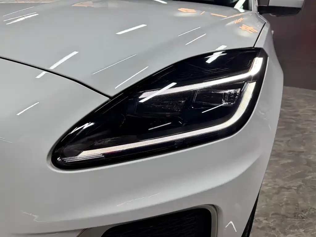 Jaguar E-PACE — фото 10
