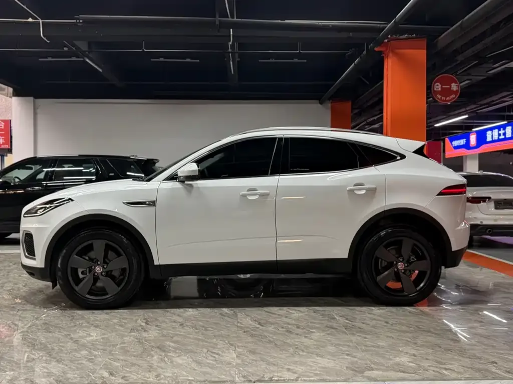 Jaguar E-PACE — фото 6