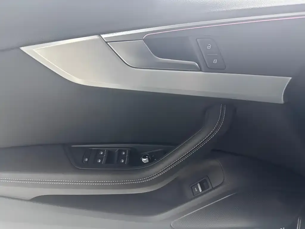 Audi A4L 2022 из CN, фото 4