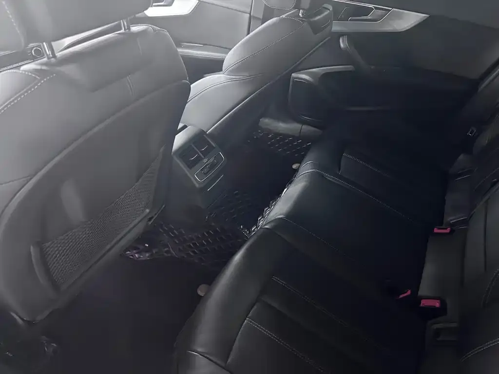 Audi A4L 2022 из CN, фото 2