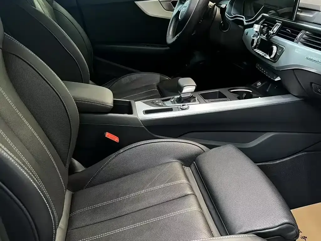 Audi A4L 2021 из CN, фото 8