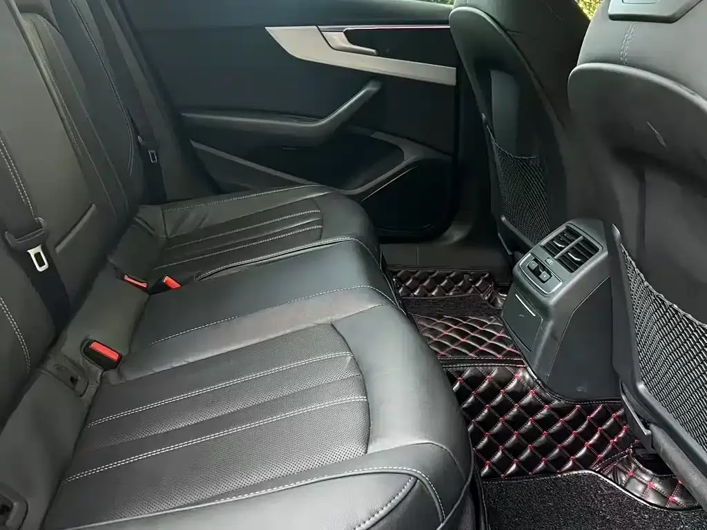 Audi A4L 2021 из CN, фото 2