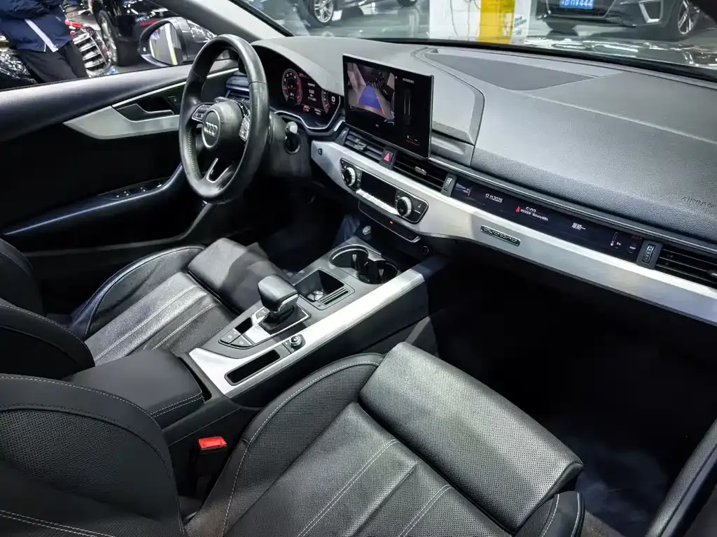 Audi A4L 2021 из CN, фото 4