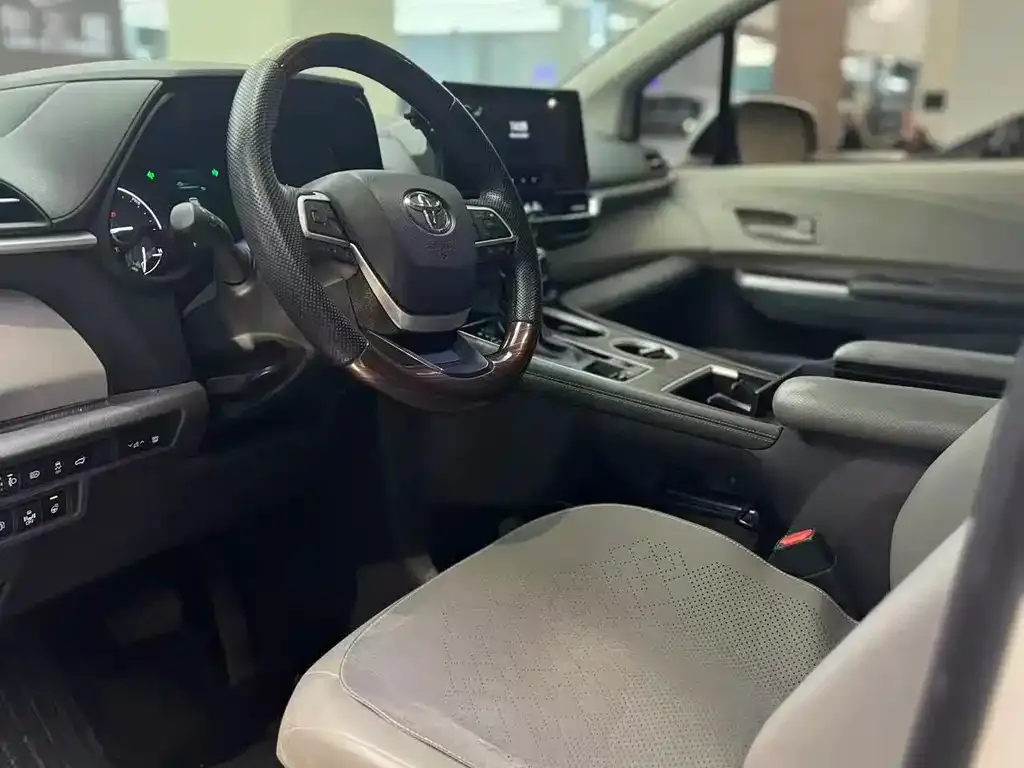 Toyota Granvia — фото 2